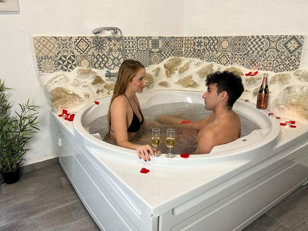 Fortress Jacuzzi Suites Xativa Bagian luar foto