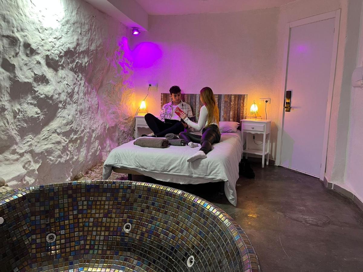 Fortress Jacuzzi Suites Xativa Bagian luar foto