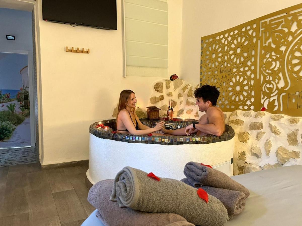 Fortress Jacuzzi Suites Xativa Bagian luar foto