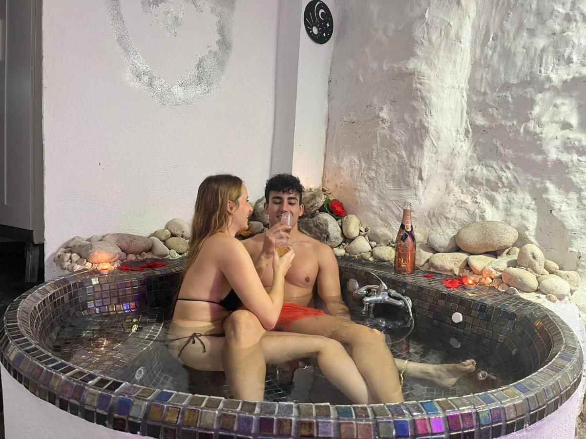 Fortress Jacuzzi Suites Xativa Bagian luar foto