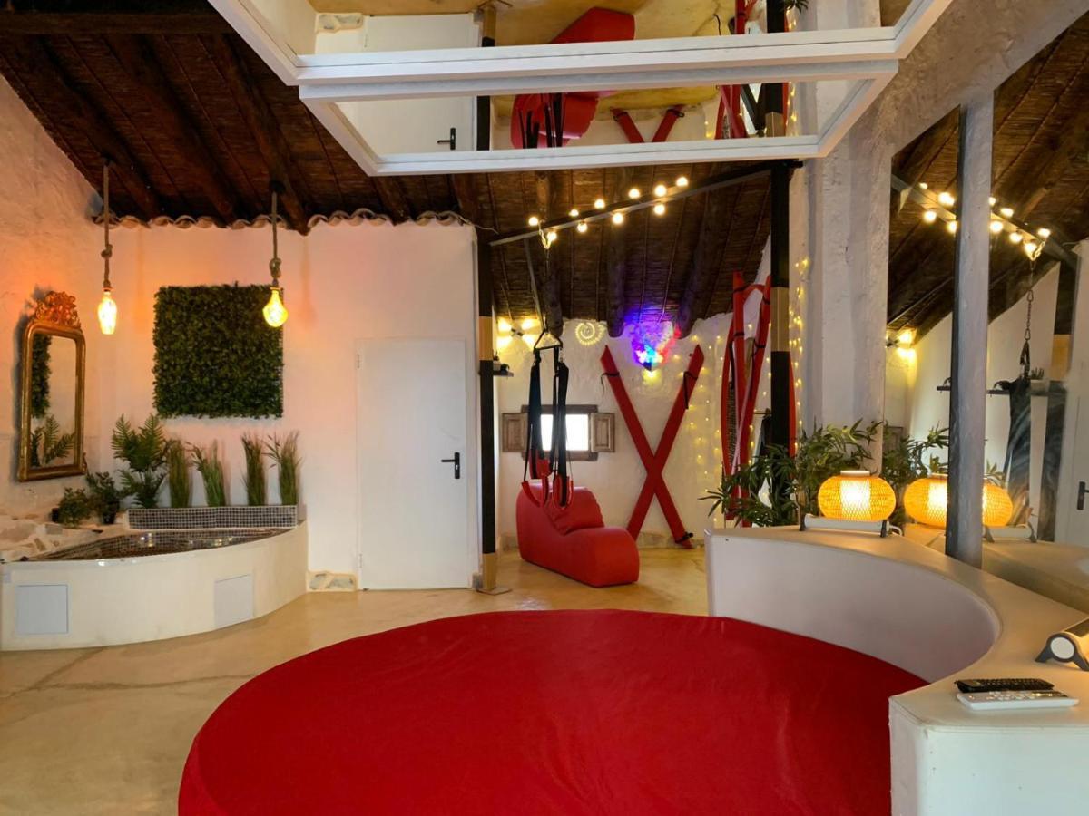 Fortress Jacuzzi Suites Xativa Bagian luar foto