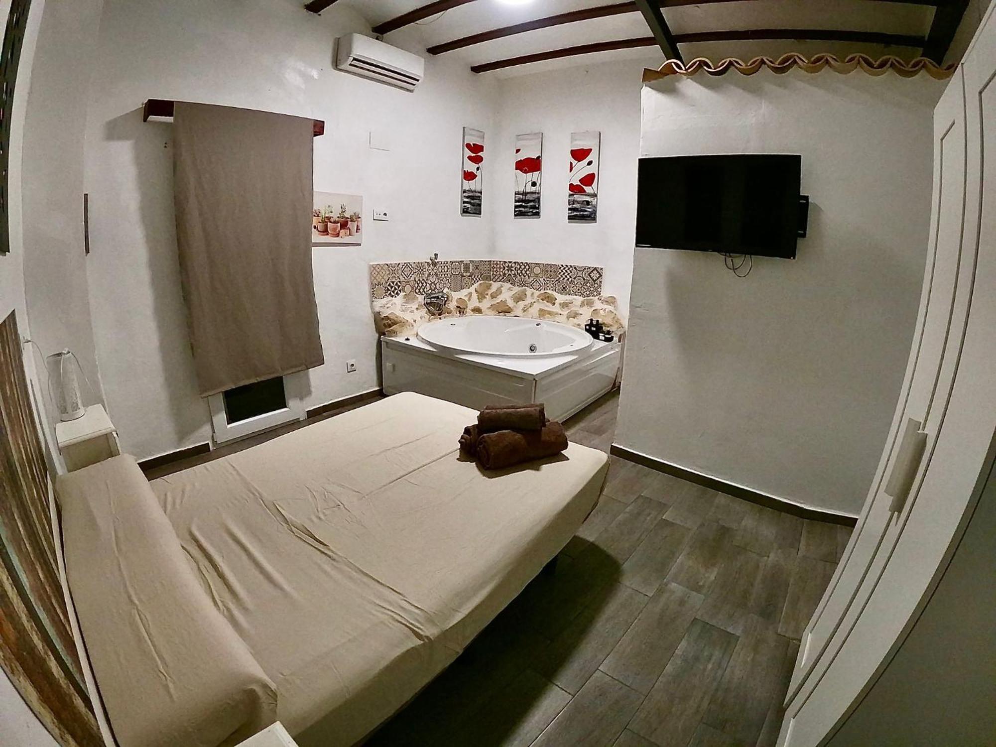 Fortress Jacuzzi Suites Xativa Bagian luar foto