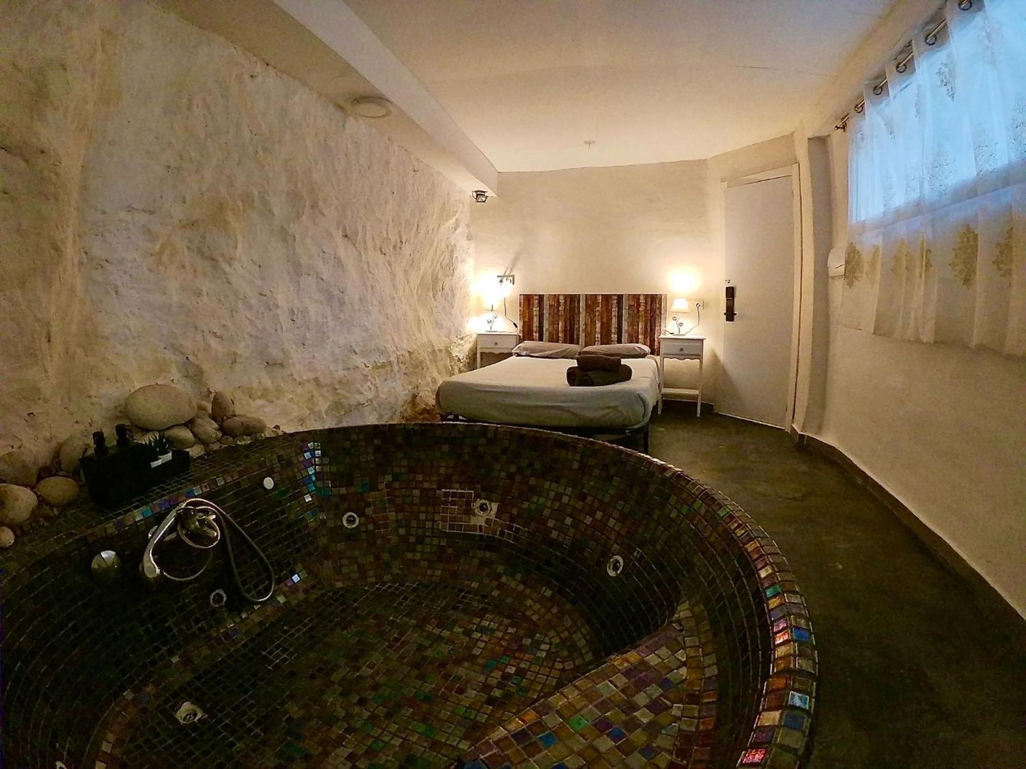 Fortress Jacuzzi Suites Xativa Bagian luar foto